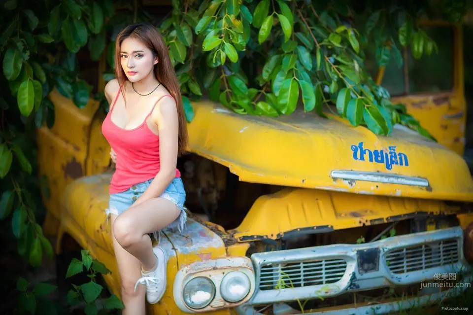 深邃美女Tanyaporn Heebkaew 田间地头香车美女写真_8