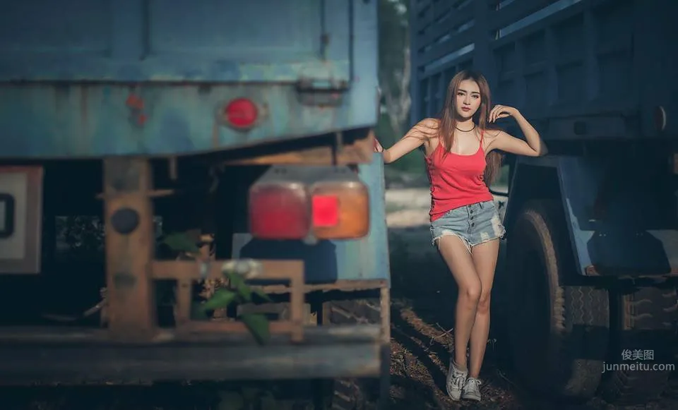深邃美女Tanyaporn Heebkaew 田间地头香车美女写真_0