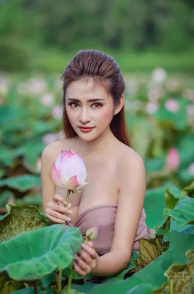 深邃美女Tanyaporn Heebkaew 田间地头香车美女写真_34