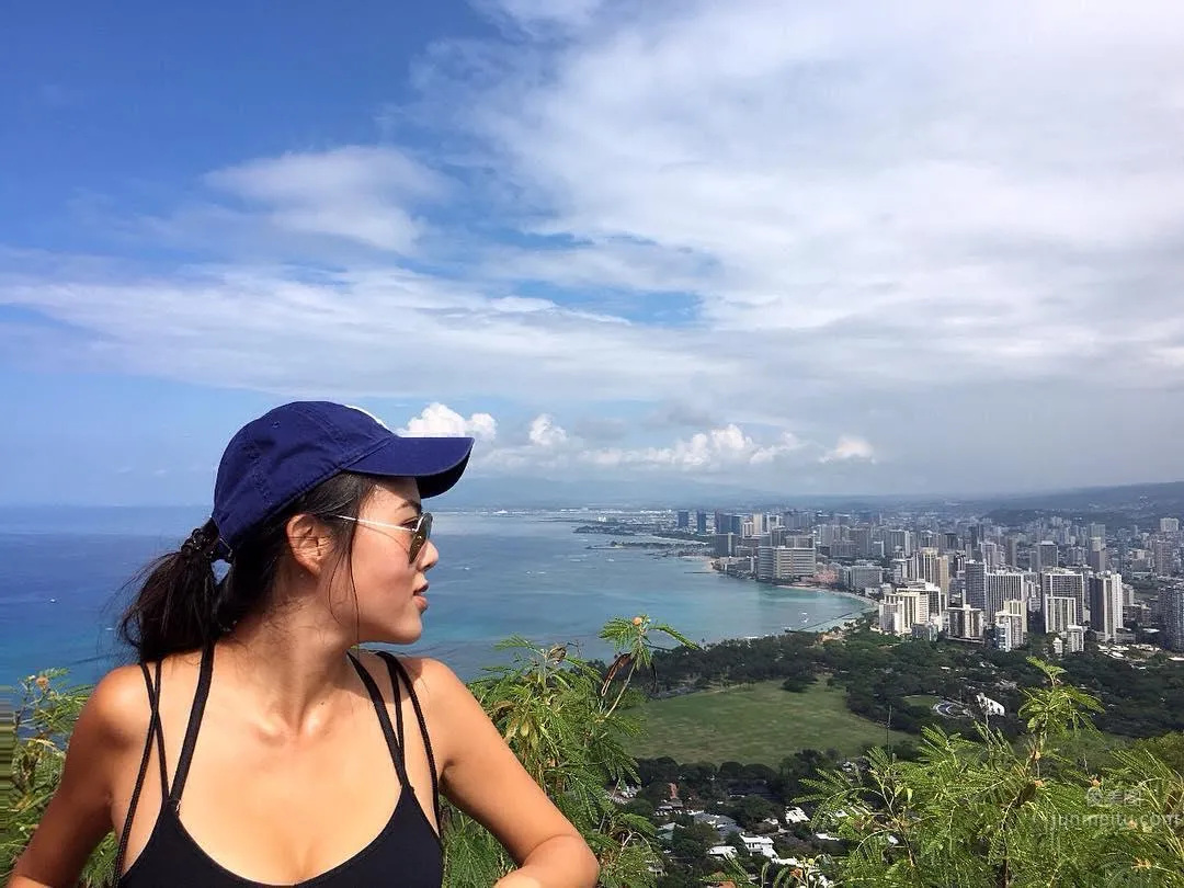 香港正妹Mandy Ng 紅色比基尼沙灘漫步 11