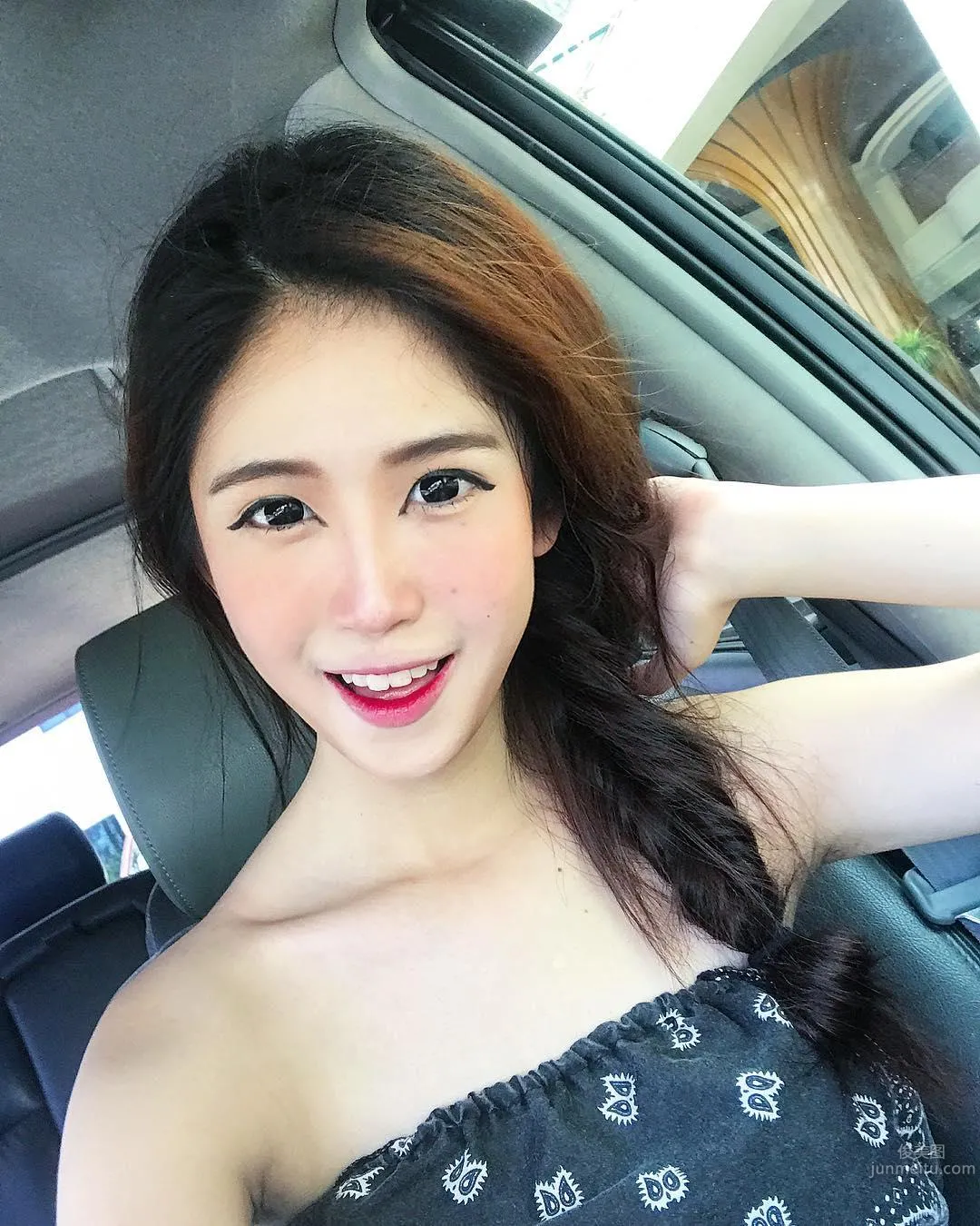 大馬柔佛正妹李佳麗 明星般氣質事業線深不見底 8