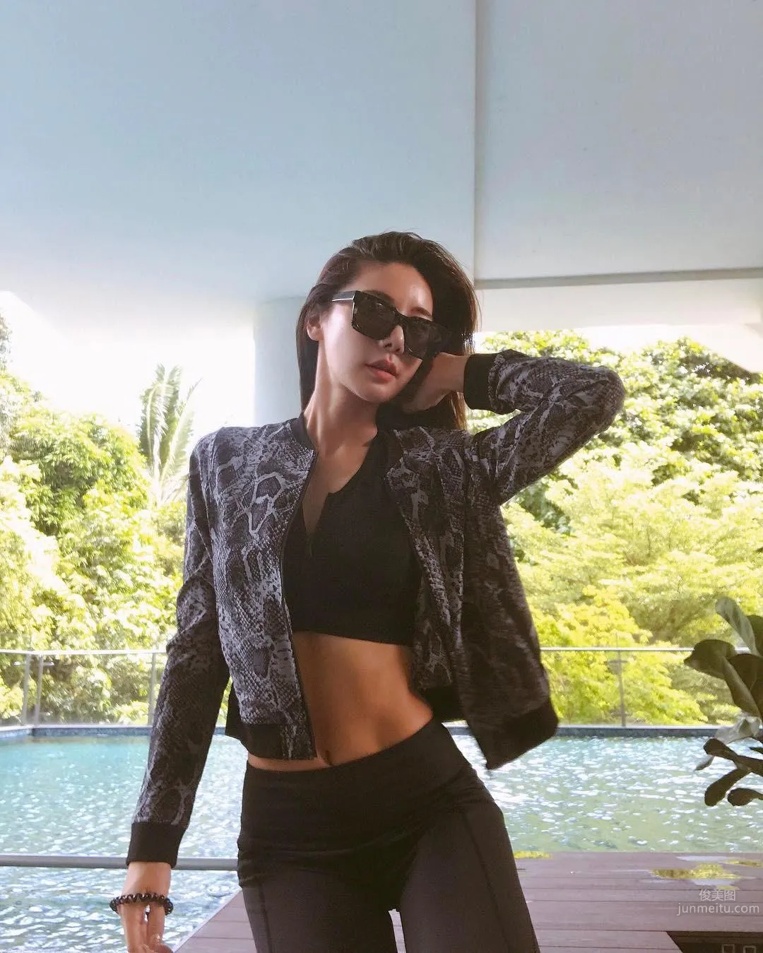 南韓健身美人Mizili Yoon 無論車模還是舉牌都性感 25