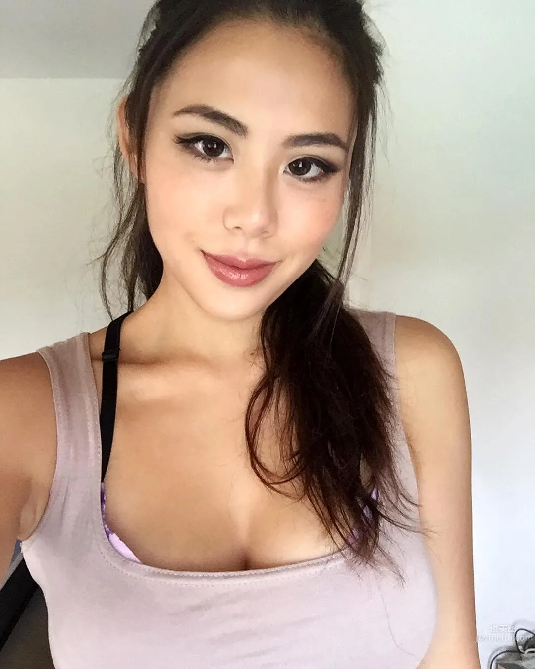 香港正妹Mandy Ng 紅色比基尼沙灘漫步 32