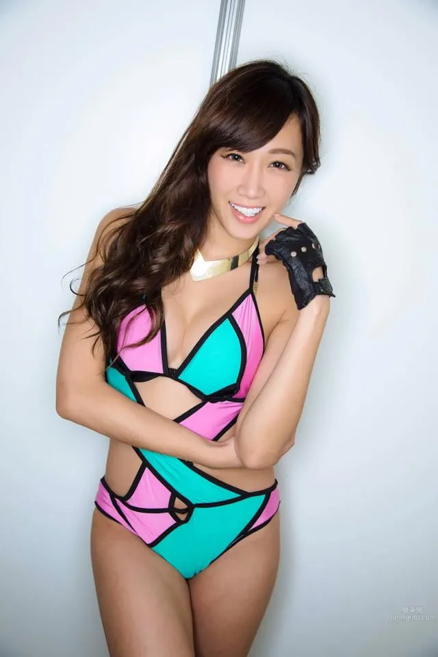 LuxyGirls惹火舞者Kimberly泡泡 沙灘比基尼大秀陽光美背 23