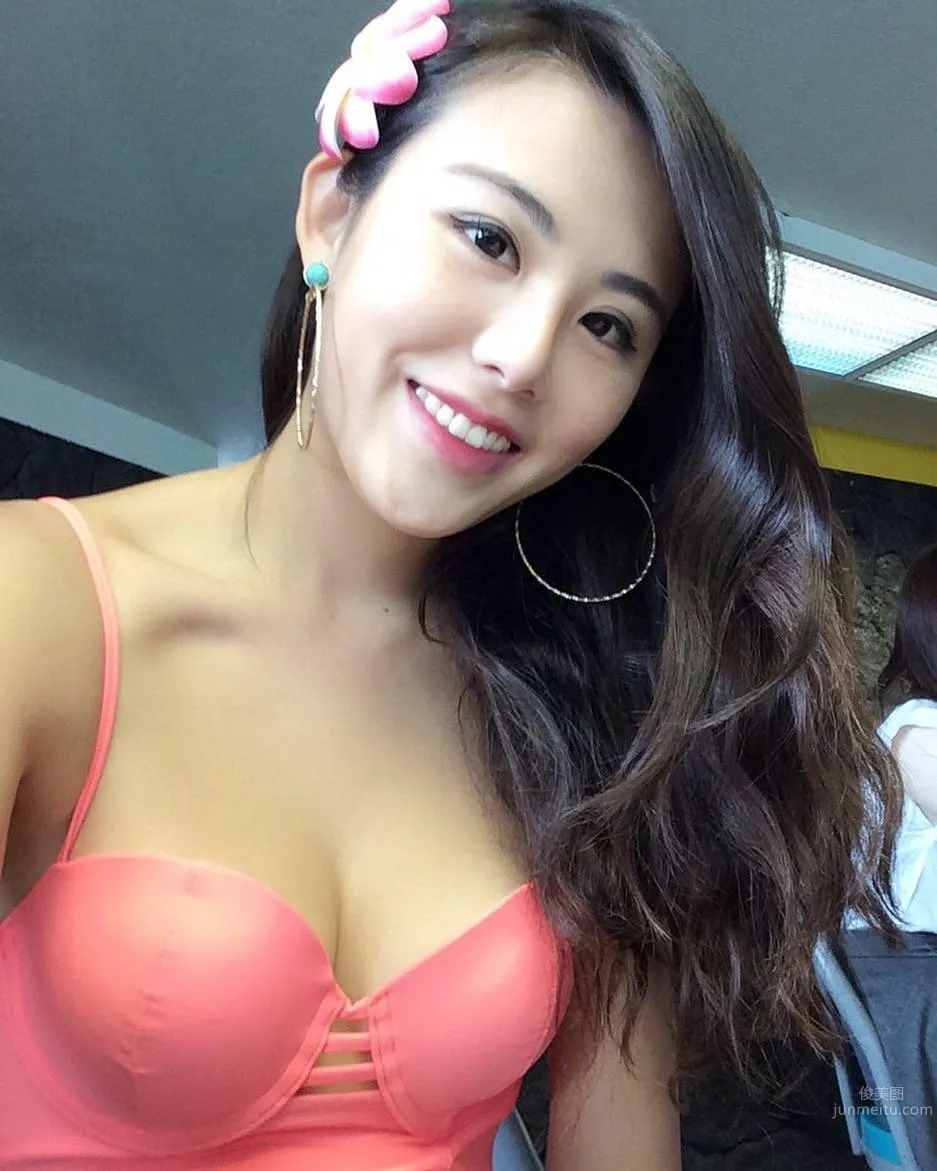 香港正妹Mandy Ng 紅色比基尼沙灘漫步 17