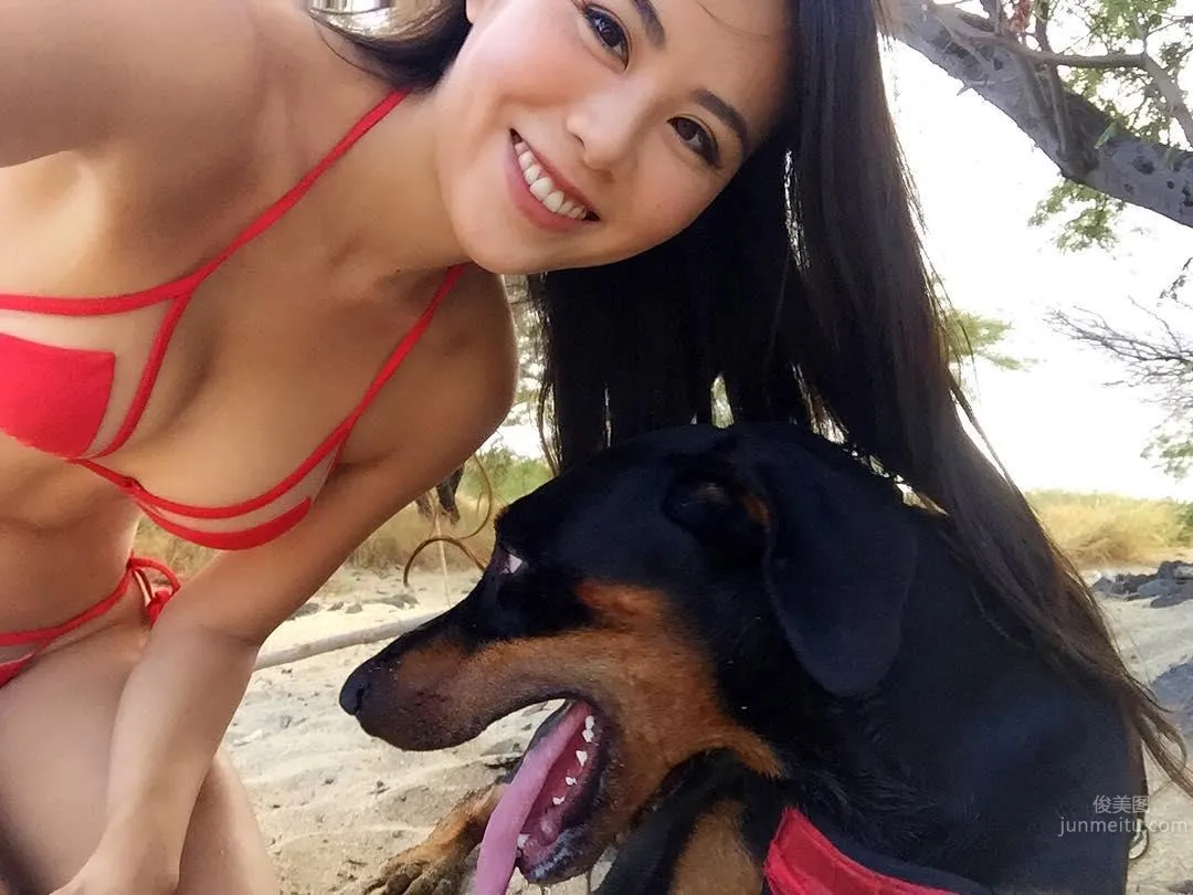 香港正妹Mandy Ng 紅色比基尼沙灘漫步 30
