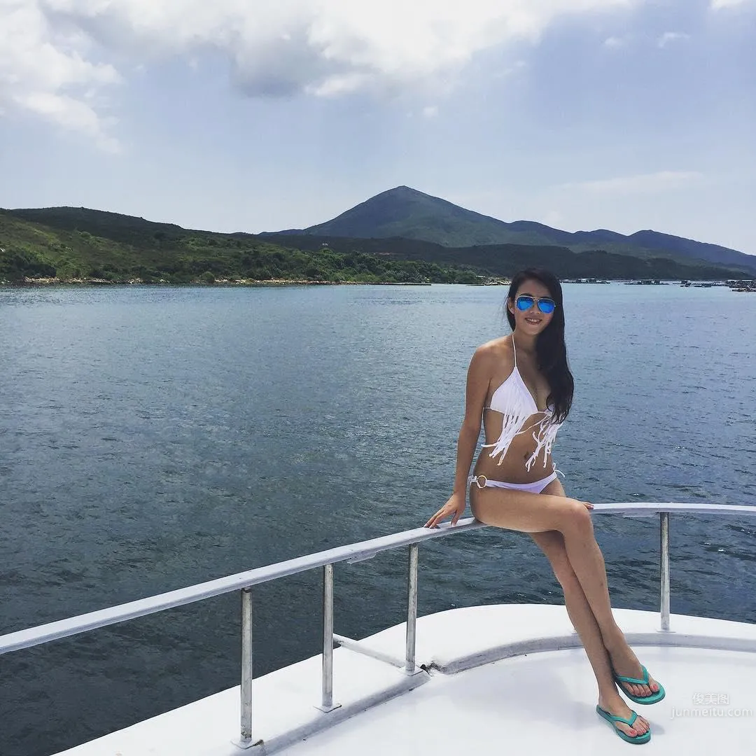 香港正妹Mandy Ng 紅色比基尼沙灘漫步 1