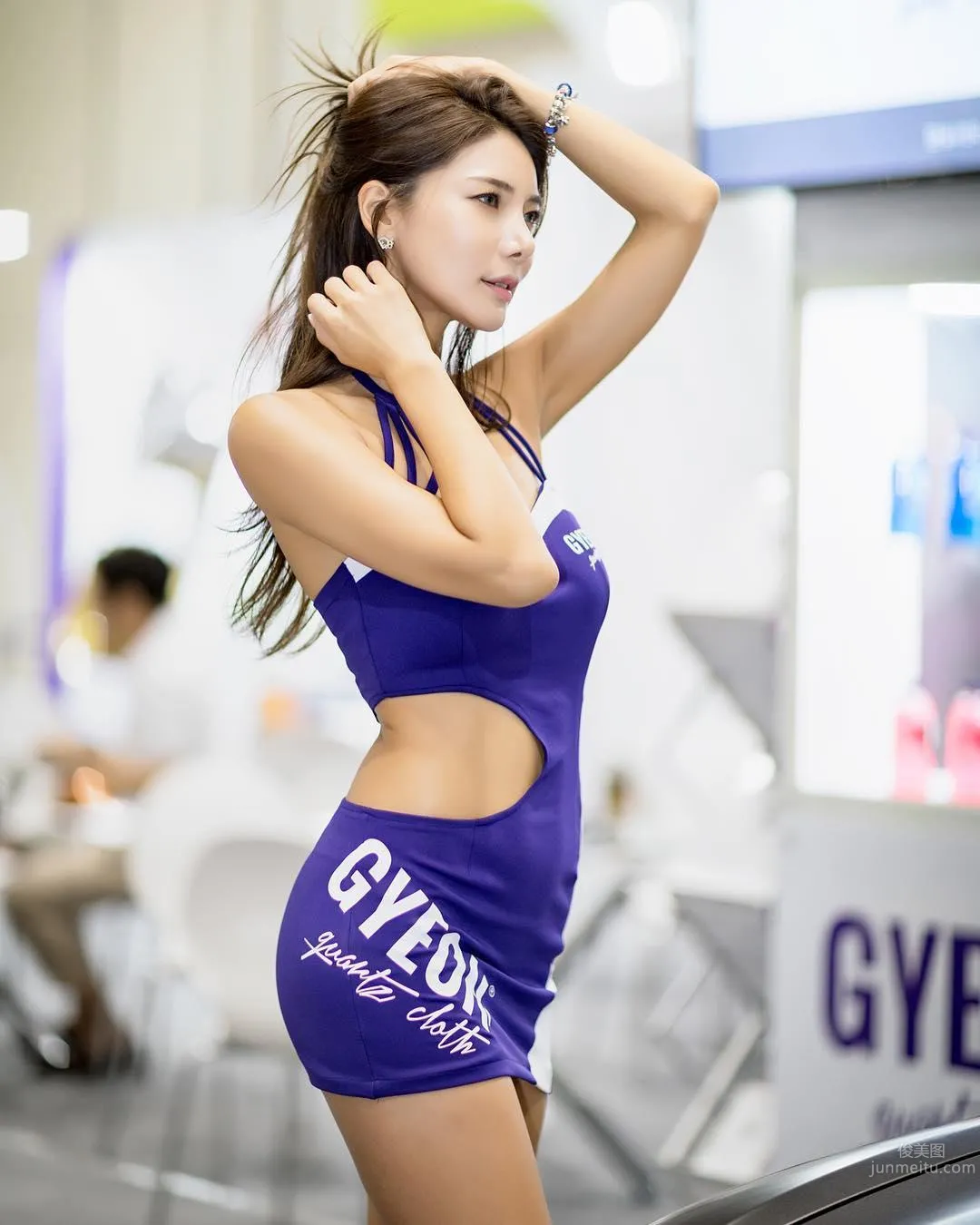 南韓健身美人Mizili Yoon 無論車模還是舉牌都性感 35
