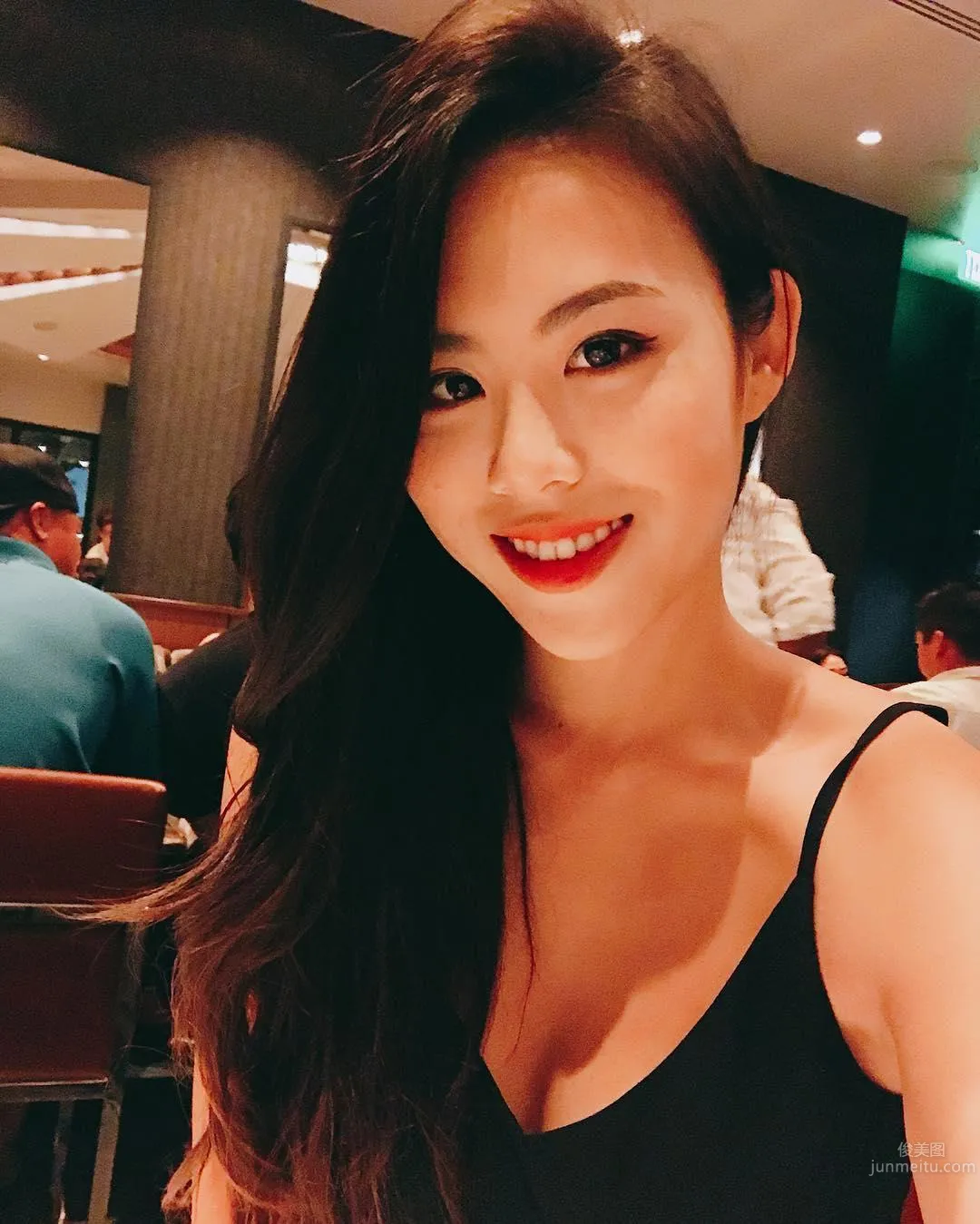 香港正妹Mandy Ng 紅色比基尼沙灘漫步 12