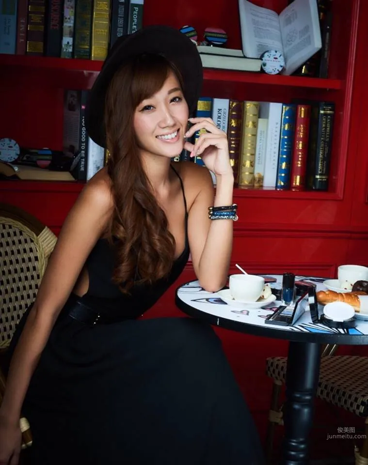 LuxyGirls惹火舞者Kimberly泡泡 沙灘比基尼大秀陽光美背 5