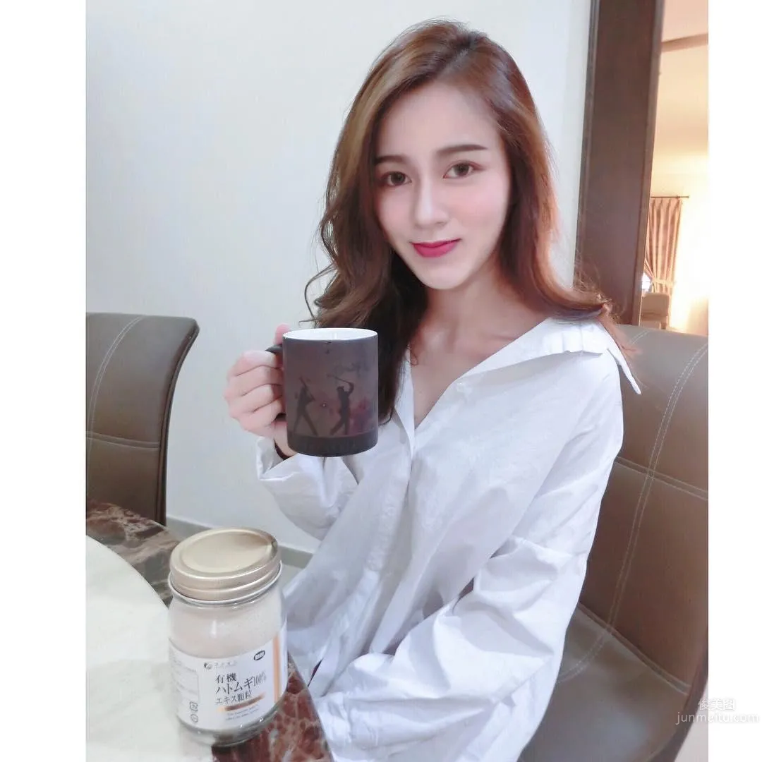 大马正妹Zacklyn Lee 双峰塔前秀傲人身材_23