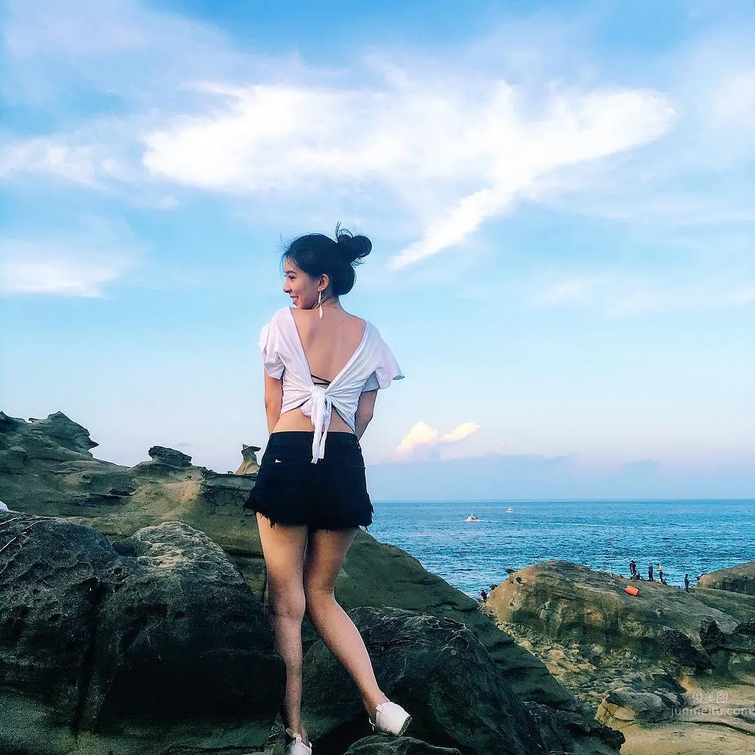 乌石港E级正妹VanessaYao 沙滩最辣眼睛的好身材_1
