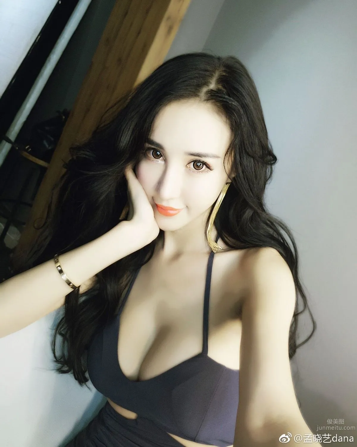 宅男女神孟晓艺 微博时尚性感私房照_0