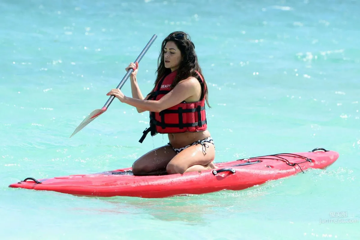 英國模特Casey Batchelor 真人秀高清比基尼圖片 56