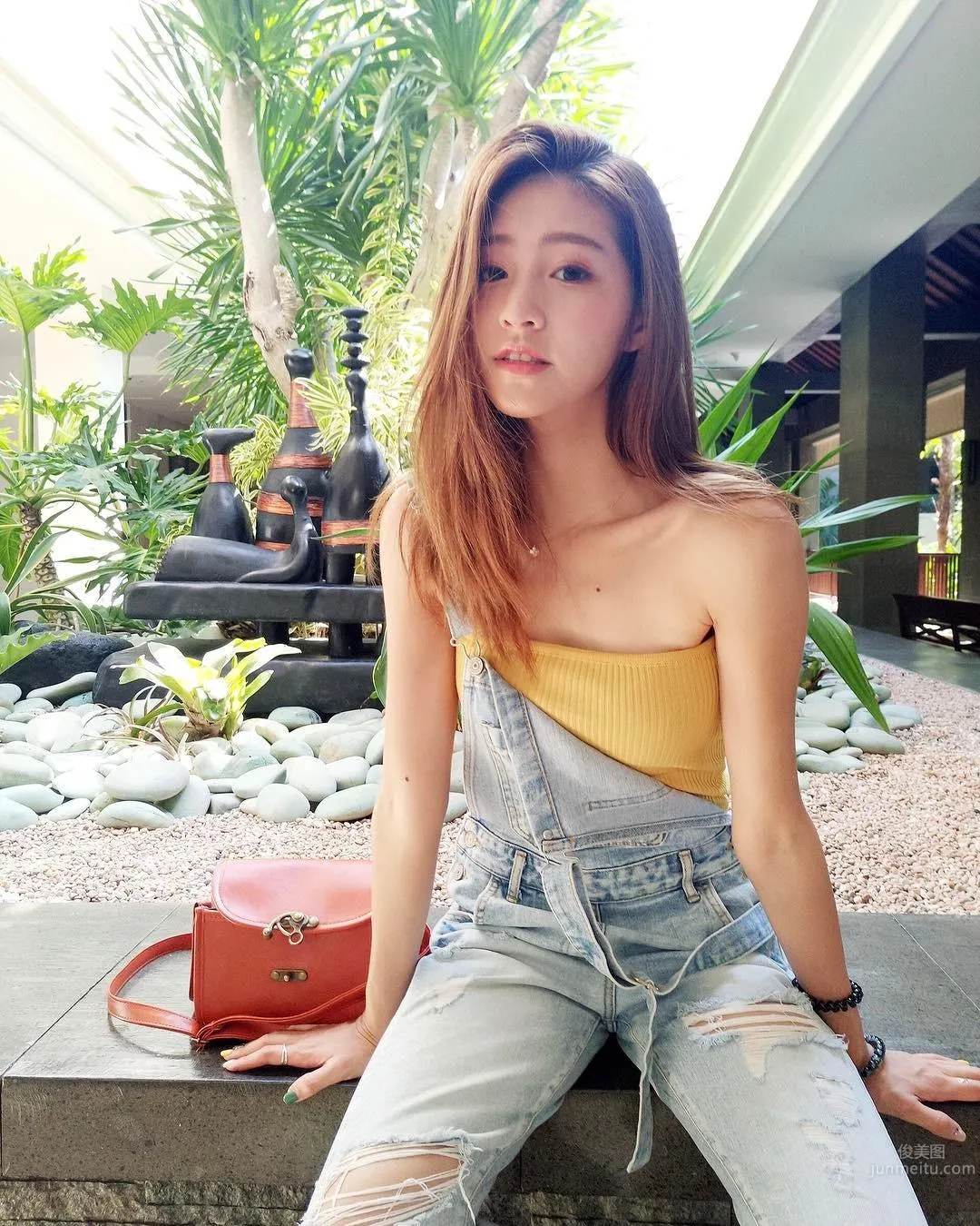 黃妍霓比基尼美背吸睛 沙灘寫字網友隻看見酥胸 27