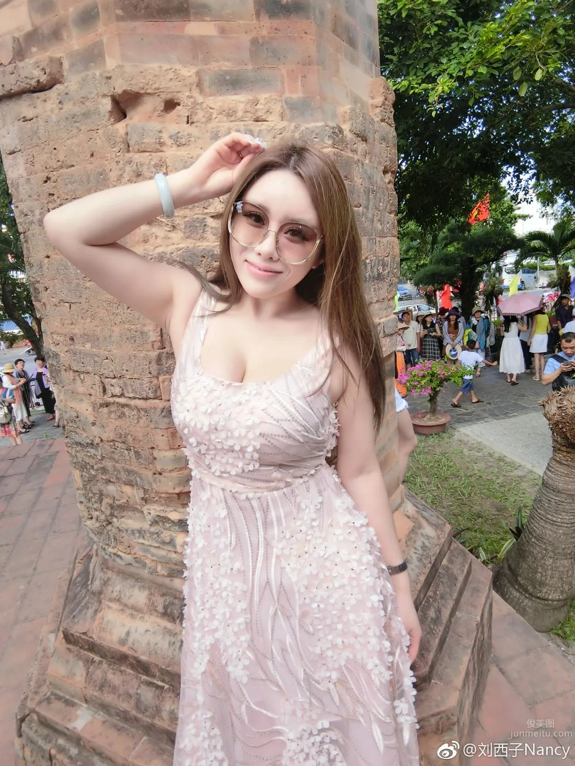 豐腴美女劉西子 微博性感妩媚照 12