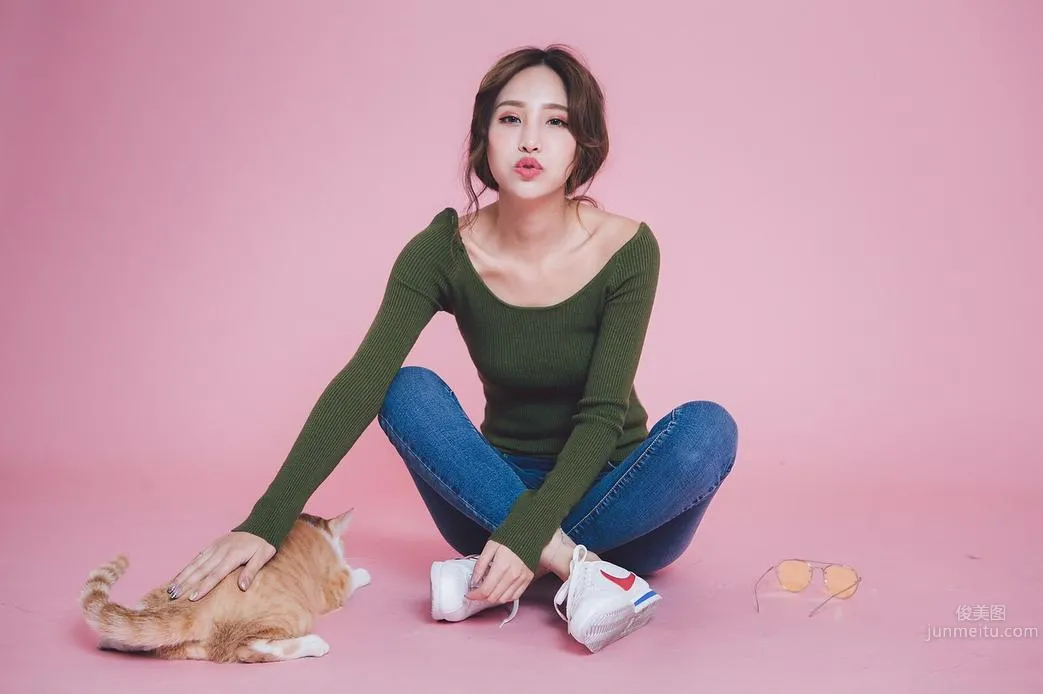 超完美高颜值沈亦霏 白皙皮肤性感小蛮腰_17