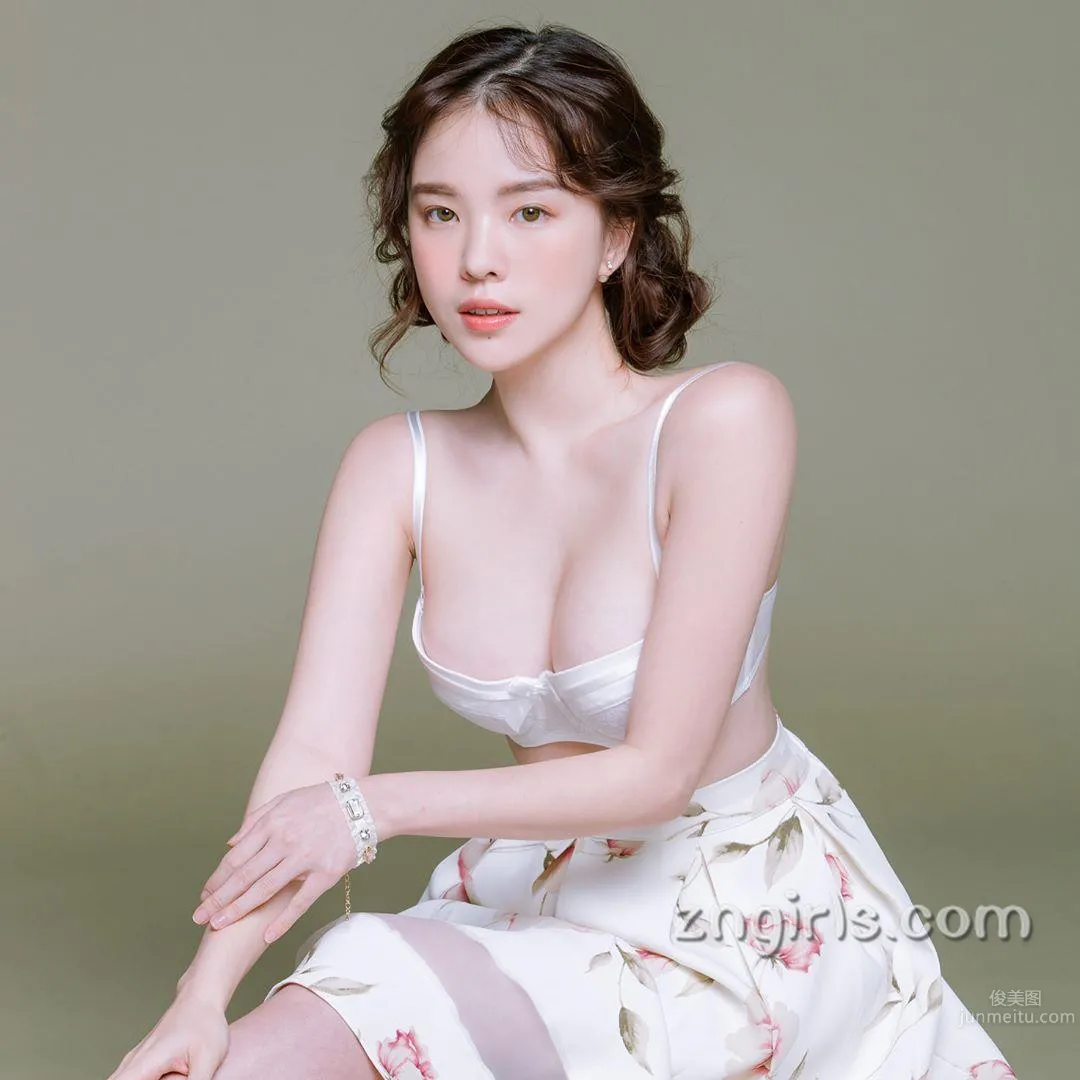 南韩超人气网红Ha Neul 初成熟的内衣模特儿_11