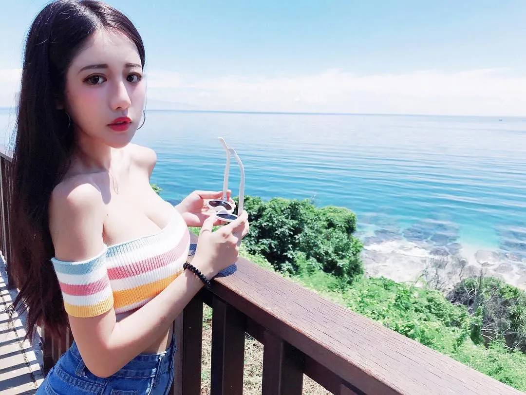 台灣辣妹張瑜庭 海灘比基尼的炸裂感 35