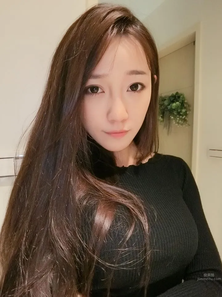正妹劉萱車廂内喝牛奶 網友：甜美迷人 18