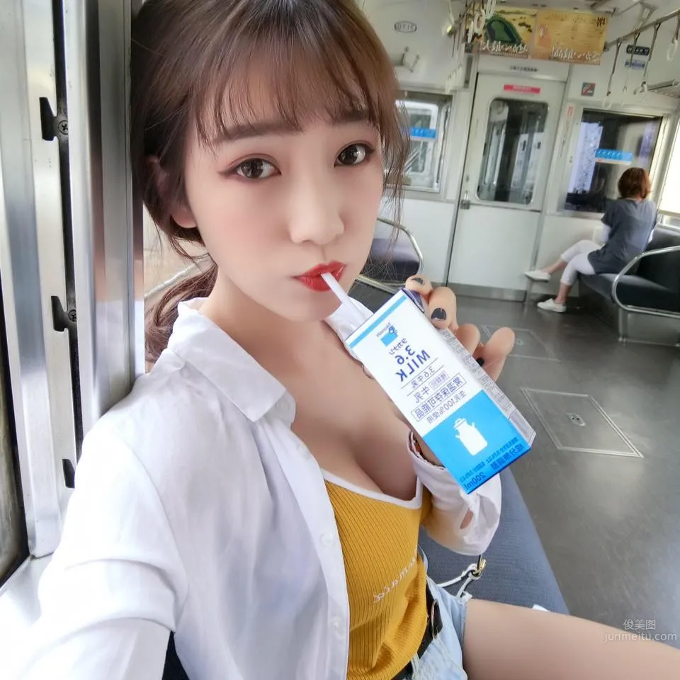 正妹劉萱車廂内喝牛奶 網友：甜美迷人 22