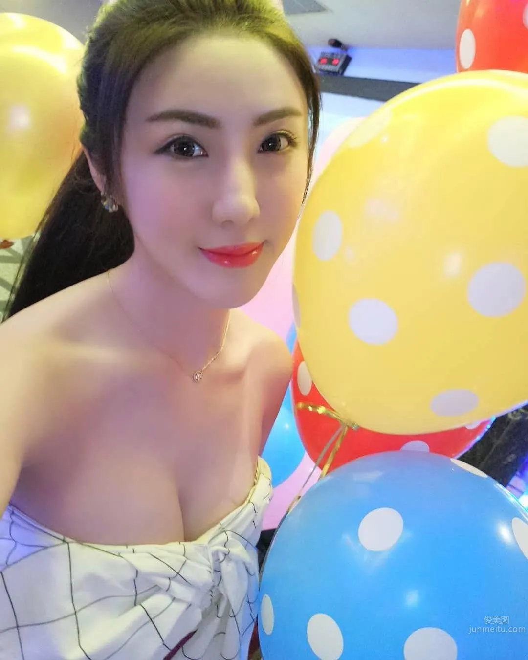桃園燒烤店正妹女客人 超好身材讓人目不轉睛 14