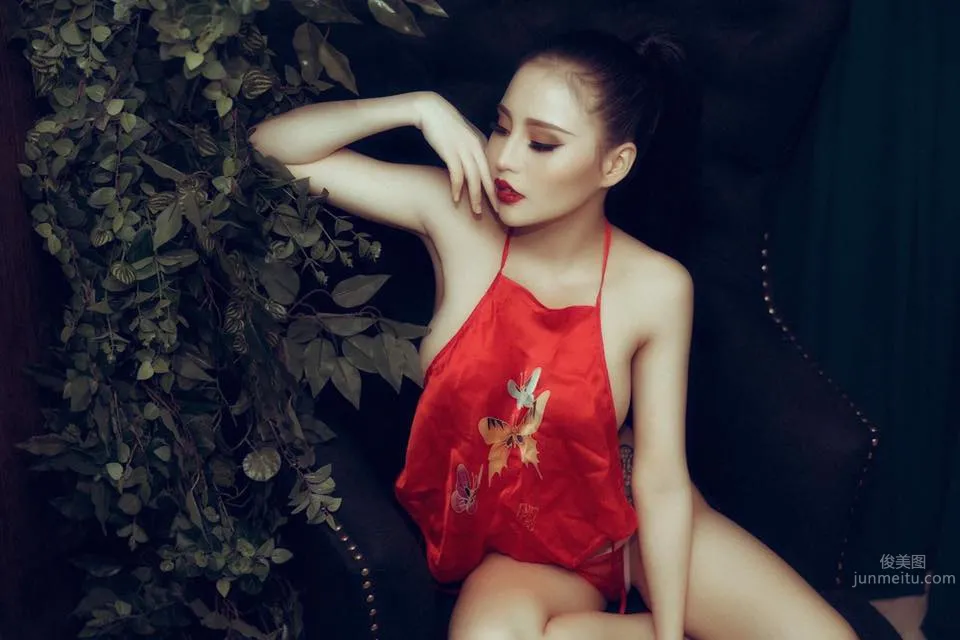 越南模特Đặng Trang火辣紅肚兜美圖 11