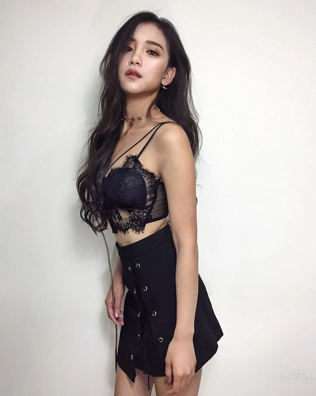 憂郁系正妹Olala Oshia 馬甲線配上葫蘆腰 36