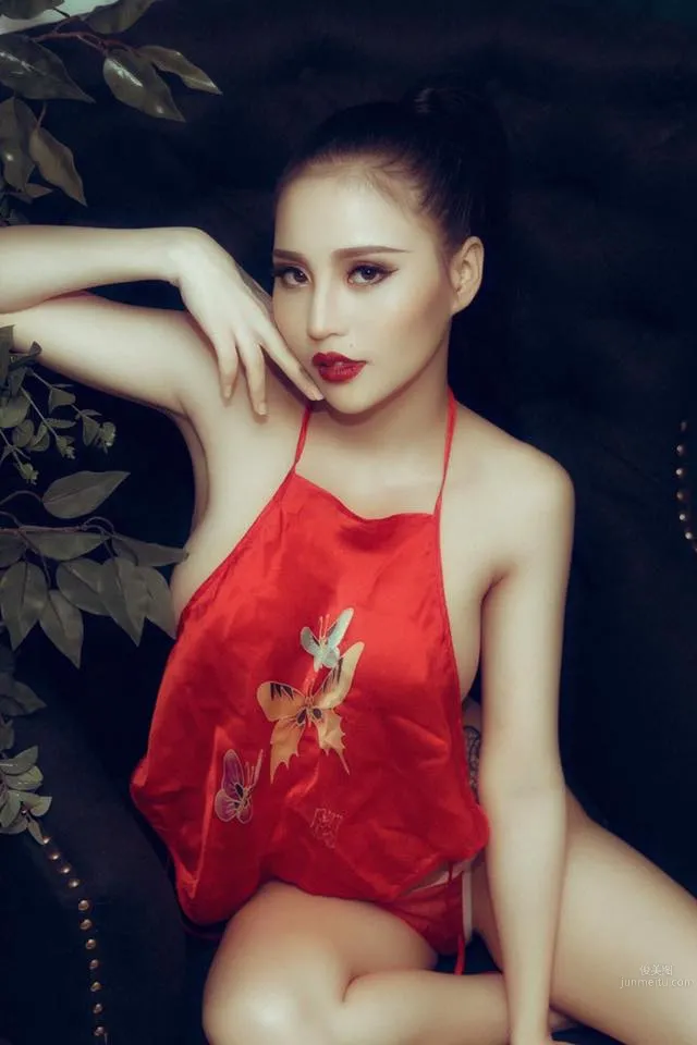越南模特Đặng Trang火辣紅肚兜美圖 7