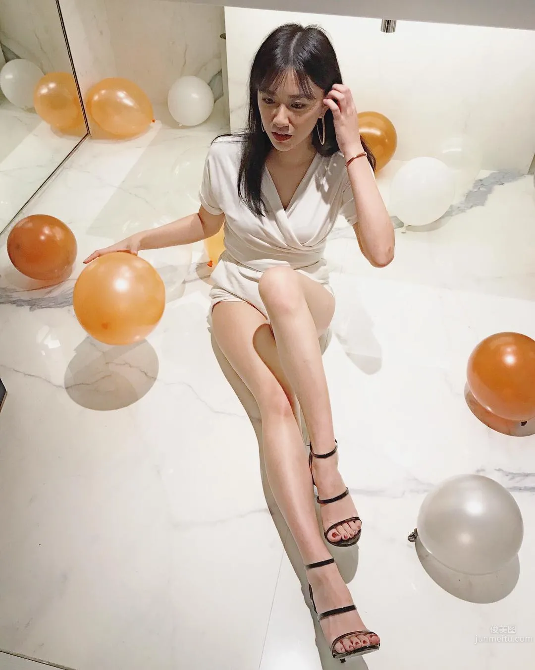 身材超好的正妹1121sss 穿上男友撲到款上衣 19