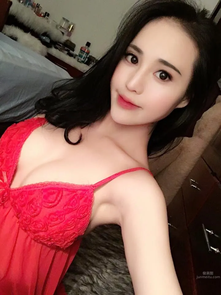 越南模特Đặng Trang火辣紅肚兜美圖 32