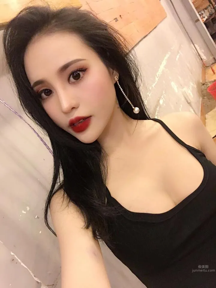 越南模特Đặng Trang火辣紅肚兜美圖 33