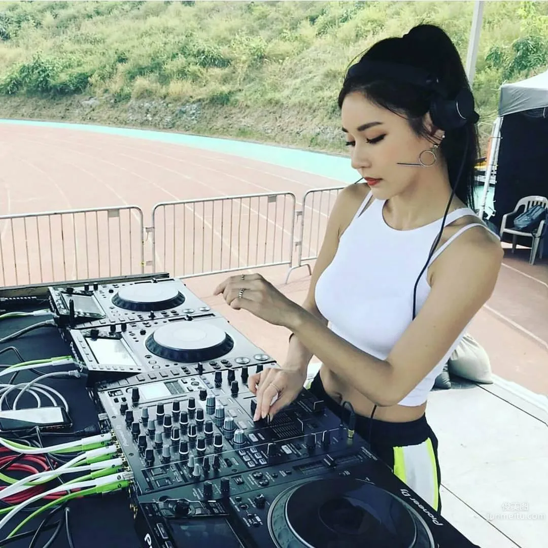 南韓DJ車模樸時賢 性感火辣私房照 11