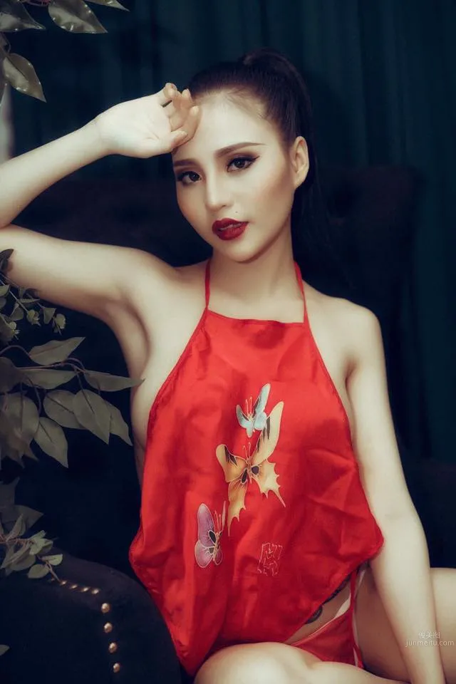 越南模特Đặng Trang火辣紅肚兜美圖 3