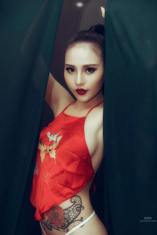 越南模特Đặng Trang火辣紅肚兜美圖 5