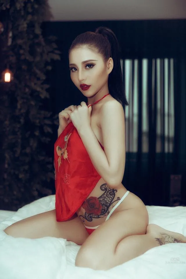 越南模特Đặng Trang火辣紅肚兜美圖 9