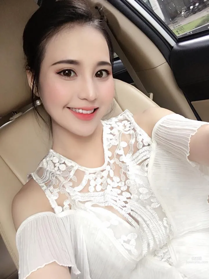 越南模特Đặng Trang火辣紅肚兜美圖 30