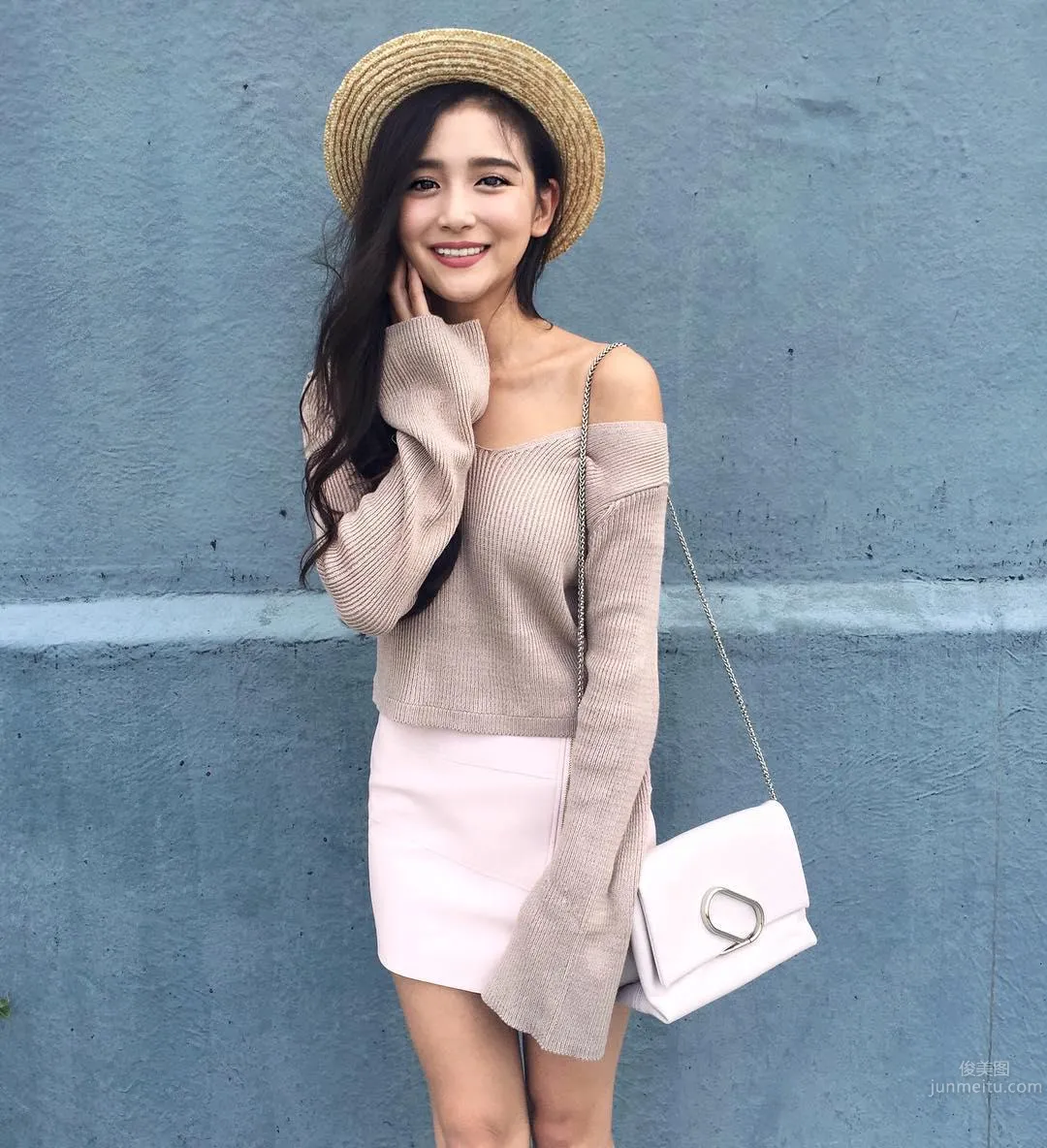 憂郁系正妹Olala Oshia 馬甲線配上葫蘆腰 42