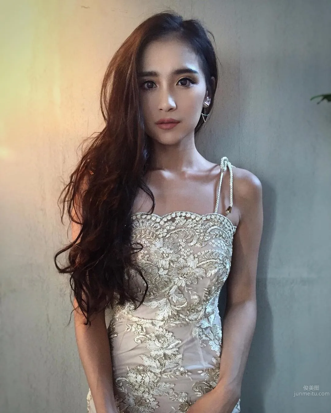 憂郁系正妹Olala Oshia 馬甲線配上葫蘆腰 46