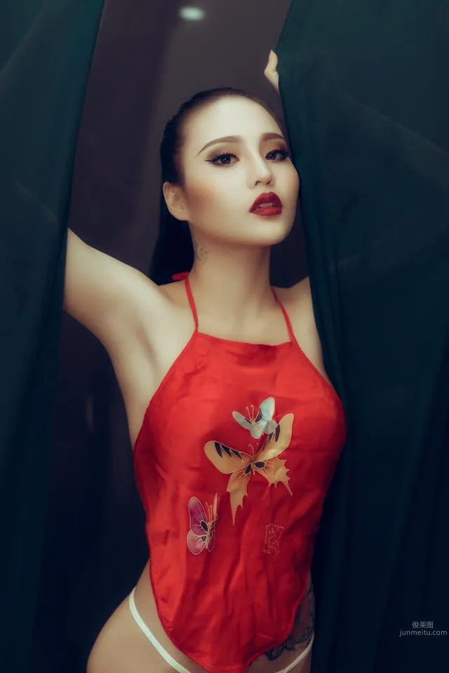 越南模特Đặng Trang火辣紅肚兜美圖 1