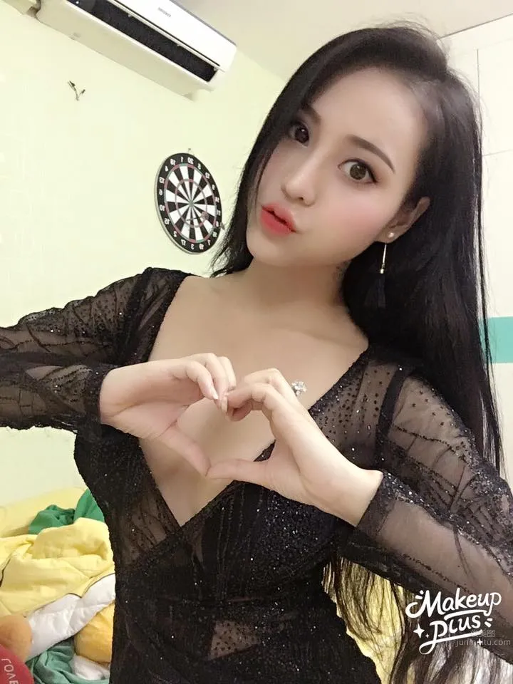 越南模特Đặng Trang火辣紅肚兜美圖 29