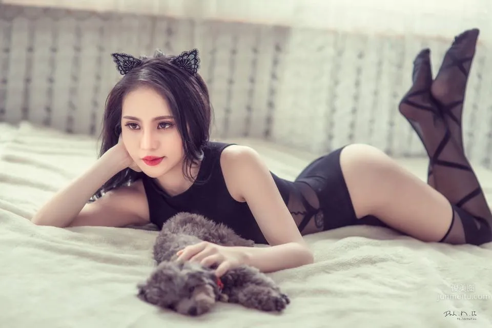 越南模特Đặng Trang火辣紅肚兜美圖 15