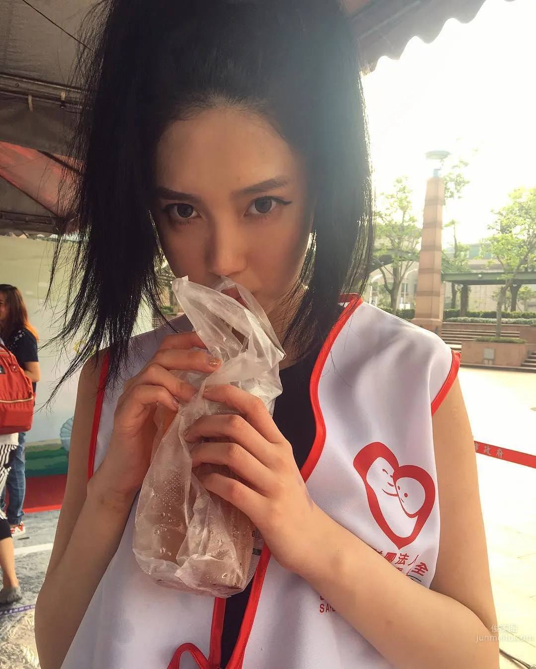 台灣正妹Karen Chao 牛仔褲背心超吸睛 1