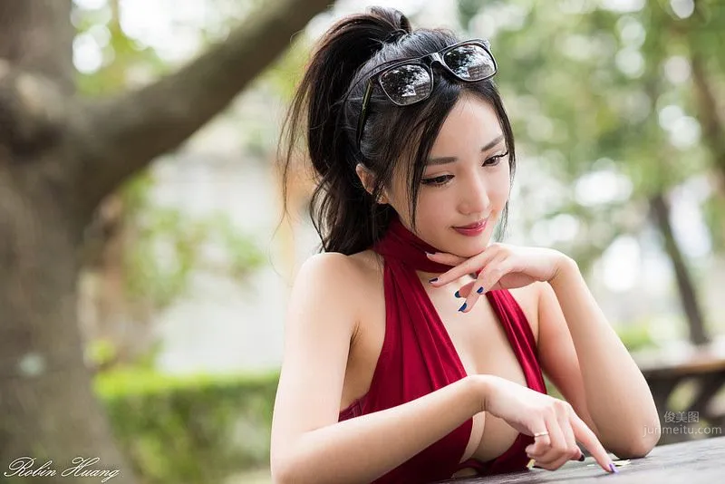 趙芸- 成熟女人寫真之深紅開胸長裙 2