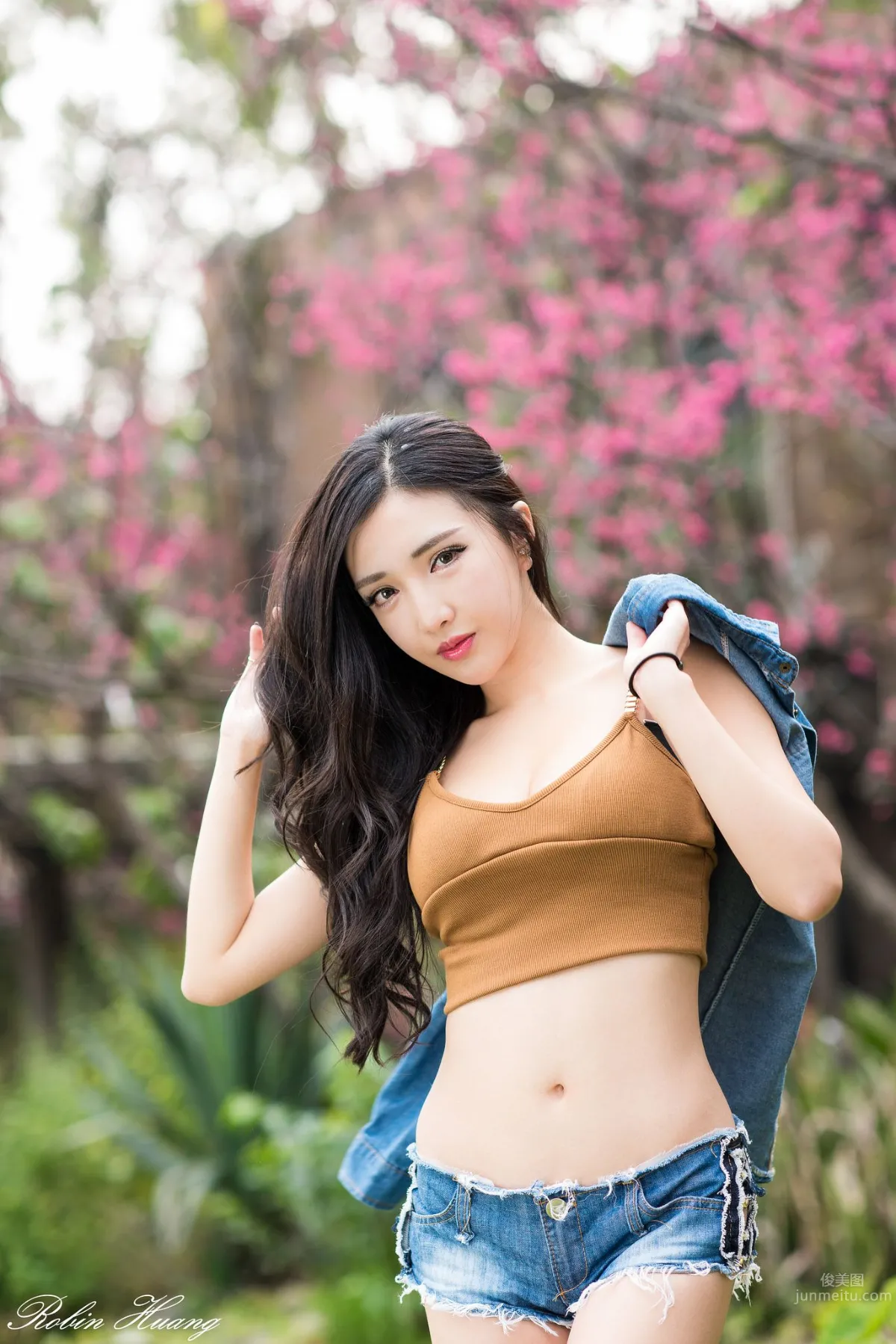 趙芸- 成熟女人寫真之深紅開胸長裙 12