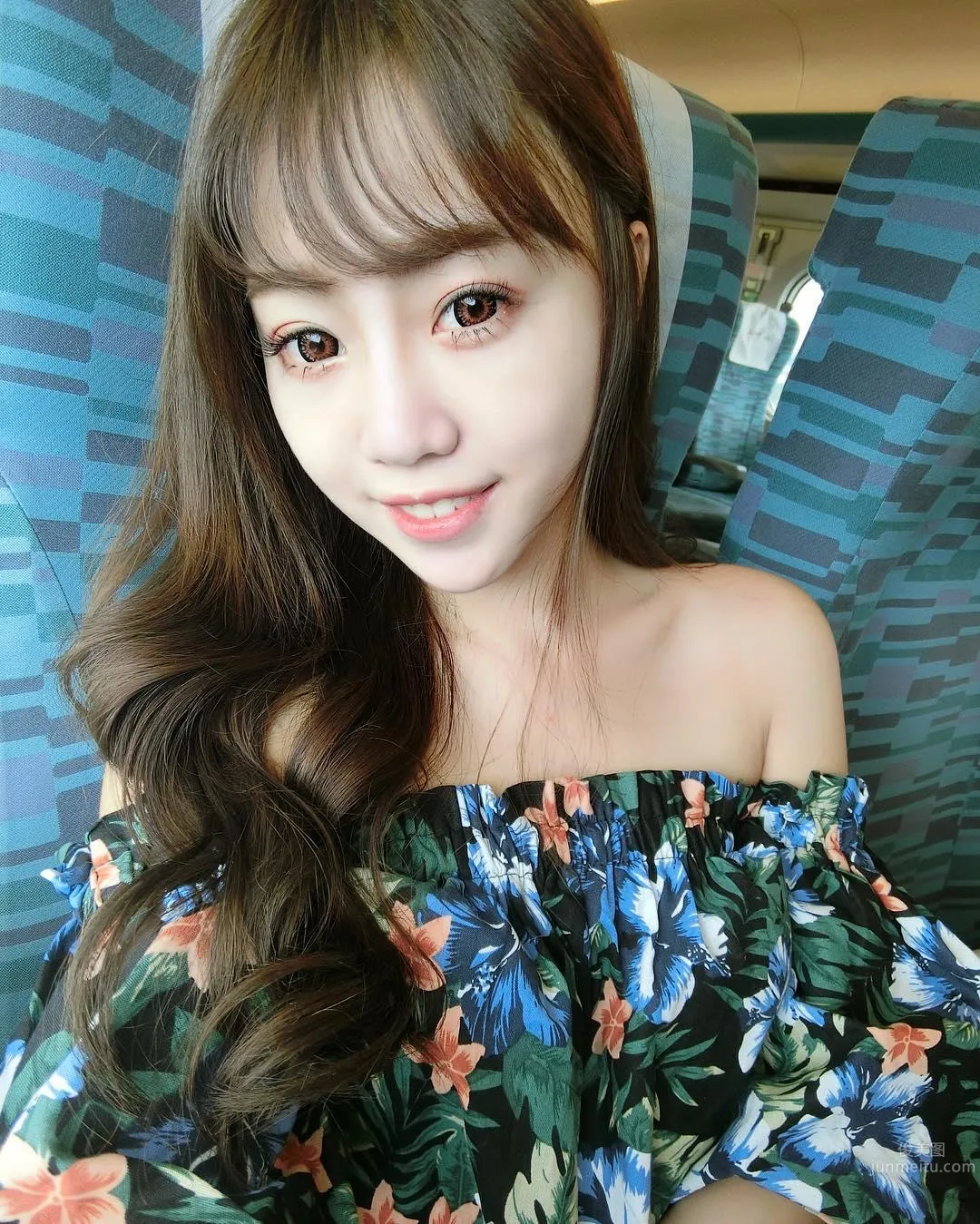 金融界小只马太抢眼 肤白貌美还事业心强_16