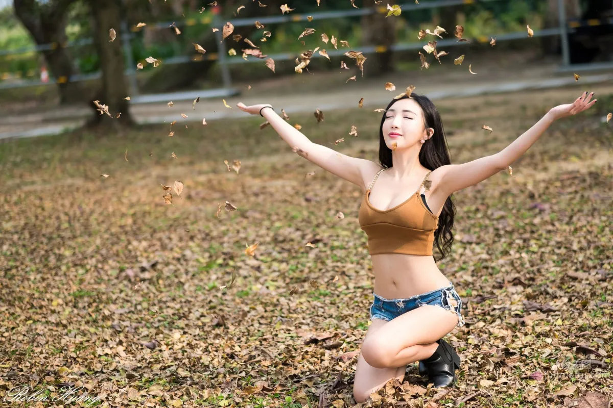 趙芸- 成熟女人寫真之深紅開胸長裙 15