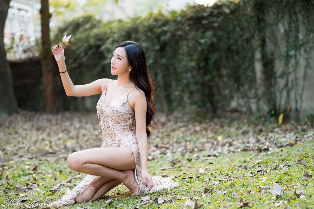 趙芸- 成熟女人寫真之深紅開胸長裙 33