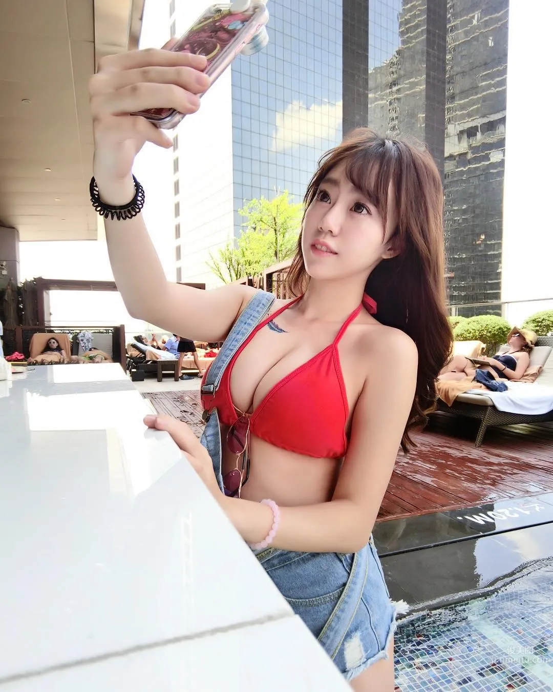 金融界小隻馬太搶眼 膚白貌美還事業心強 38