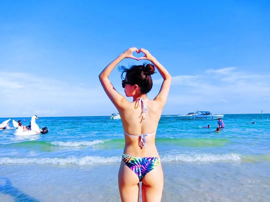 正妹Celine海邊曬日光浴 渾圓曲線線條太美 10